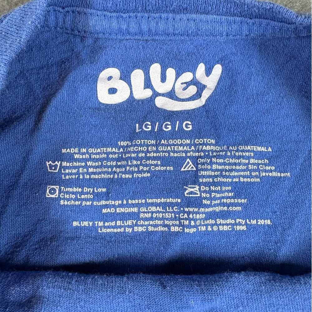 Bluey Heeler Family Graphic T-Shirt Blue Cotton Crewneck Size Large Mad Engine - Picture 3 of 4